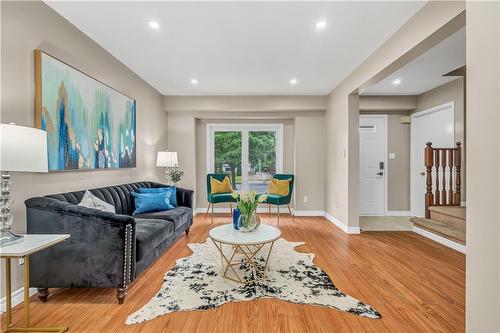 5763 Hemlock Street, Niagara Falls, ON - Indoor Photo Showing Living Room