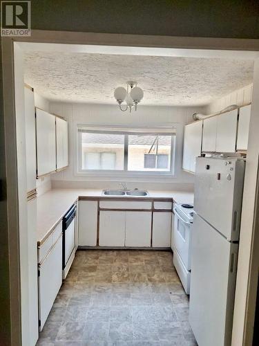 170 Mcpherson Crescent, Penticton, BC - Indoor Photo Showing Kitchen