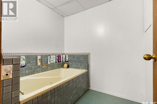 514 Railway Avenue, Pilot Butte, SK - Indoor Photo Showing Bathroom