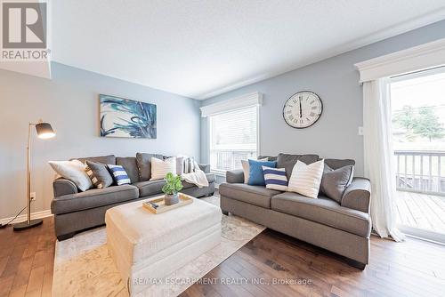 37 Thames Way, Hamilton, ON - Indoor Photo Showing Living Room