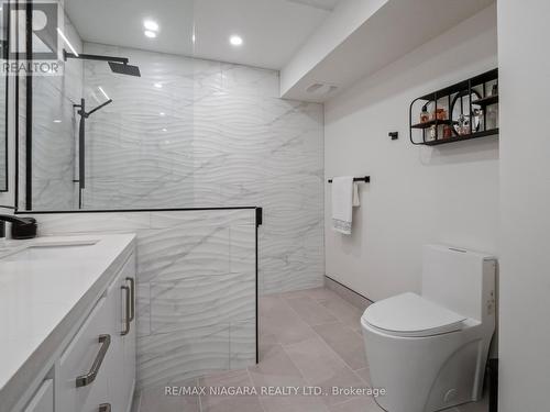 1647 Gregory Road, St. Catharines, ON - Indoor Photo Showing Bathroom