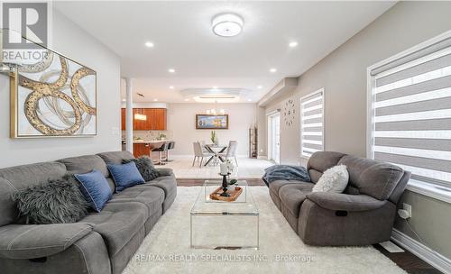 61 Haviland Circle, Brampton, ON - Indoor Photo Showing Living Room