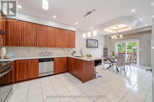 61 Haviland Circle, Brampton, ON - Indoor Photo Showing Kitchen