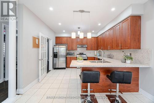 61 Haviland Circle, Brampton, ON - Indoor Photo Showing Kitchen