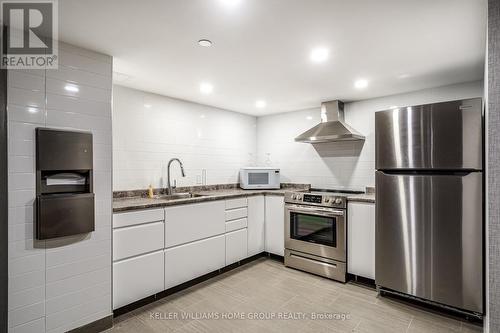 309 - 700 Dynes Road, Burlington, ON - Indoor Photo Showing Kitchen With Upgraded Kitchen