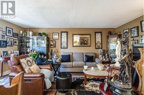 309 - 700 Dynes Road, Burlington, ON - Indoor Photo Showing Living Room