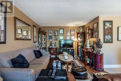 309 - 700 Dynes Road, Burlington (Roseland), ON - Indoor Photo Showing Living Room