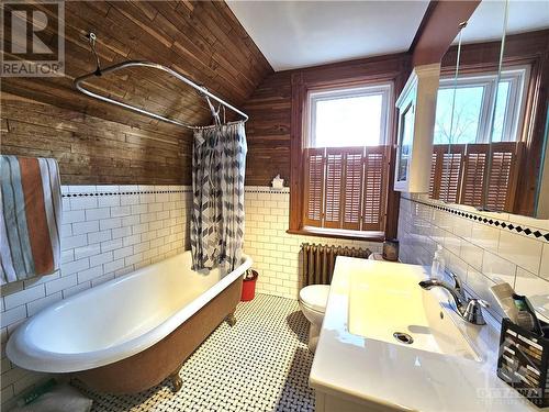 64 Abbott Street, Brockville, ON - Indoor Photo Showing Bathroom