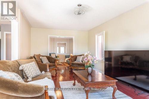 925 Knotty Pine Grove, Mississauga, ON - Indoor Photo Showing Living Room