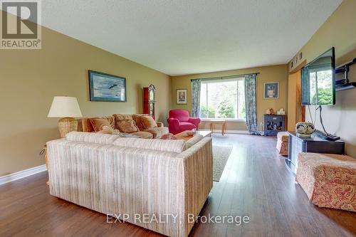 2200 Richardson Street, Innisfil (Stroud), ON - Indoor Photo Showing Living Room