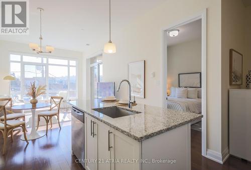 309 - 15277 Yonge Street, Aurora (Aurora Village), ON - Indoor Photo Showing Kitchen With Upgraded Kitchen