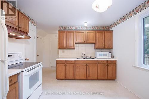 1085 Prince Philip Court, London, ON - Indoor Photo Showing Kitchen With Double Sink