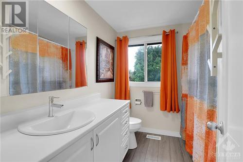 213 Pickford Drive, Ottawa, ON - Indoor Photo Showing Bathroom