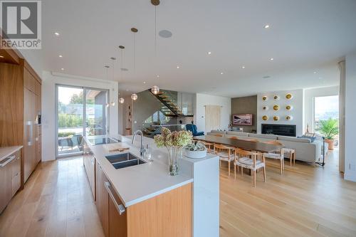 525 Vancouver Avenue, Penticton, BC - Indoor Photo Showing Kitchen With Double Sink With Upgraded Kitchen