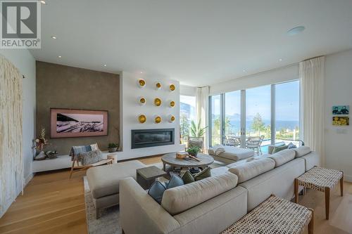 525 Vancouver Avenue, Penticton, BC - Indoor Photo Showing Living Room With Fireplace