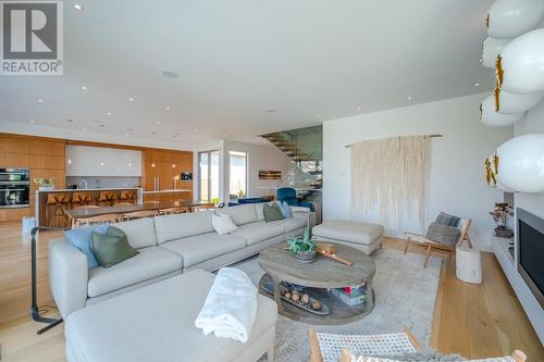 525 Vancouver Avenue, Penticton, BC - Indoor Photo Showing Living Room With Fireplace