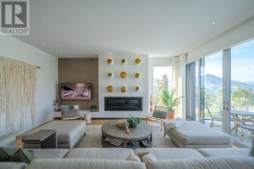 525 Vancouver Avenue, Penticton, BC - Indoor Photo Showing Living Room With Fireplace