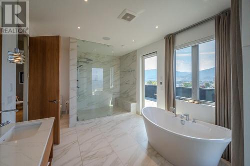 525 Vancouver Avenue, Penticton, BC - Indoor Photo Showing Bathroom