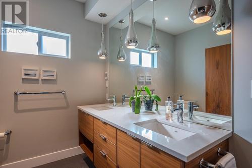 525 Vancouver Avenue, Penticton, BC - Indoor Photo Showing Bathroom