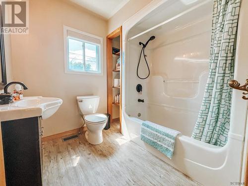 1479 Lakeshore Rd S, Temiskaming Shores, ON - Indoor Photo Showing Bathroom