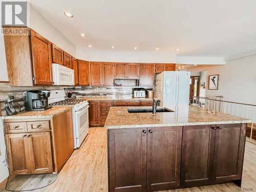 1479 Lakeshore Rd S, Temiskaming Shores, ON - Indoor Photo Showing Kitchen