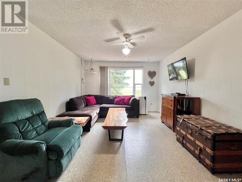 210 Ruby Drive, Hitchcock Bay, SK - Indoor Photo Showing Living Room