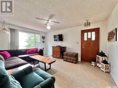 210 Ruby Drive, Hitchcock Bay, SK - Indoor Photo Showing Living Room