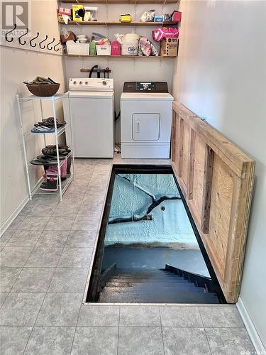 210 Ruby Drive, Hitchcock Bay, SK - Indoor Photo Showing Laundry Room