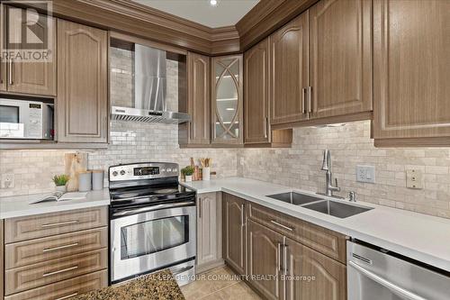 35 Market Garden Mews, Toronto W07, ON - Indoor Photo Showing Kitchen With Stainless Steel Kitchen With Double Sink With Upgraded Kitchen