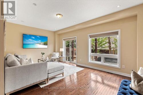 35 Market Garden Mews, Toronto W07, ON - Indoor Photo Showing Living Room