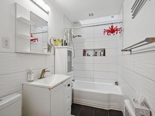 Bathroom - 5154  - 5156 Av. Jeanne-D'Arc, Montréal (Rosemont/La Petite-Patrie), QC - Indoor