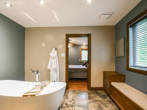 Ensuite bathroom - 9 155E Avenue, Saint-Hippolyte, QC - Indoor Photo Showing Bathroom