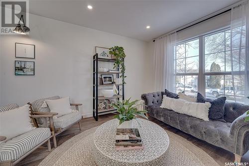 1403 Edward Avenue, Saskatoon, SK - Indoor Photo Showing Living Room