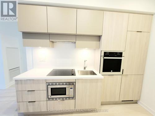 #  410 - 39 Roehampton Avenue, Toronto C10, ON - Indoor Photo Showing Kitchen