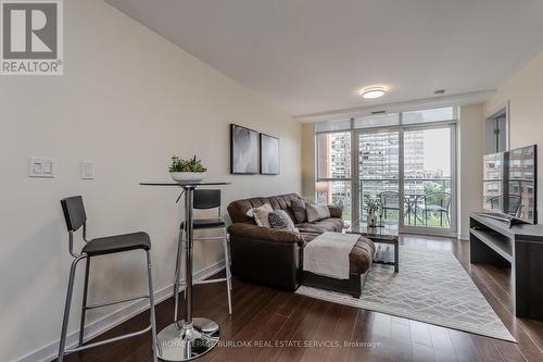 814 - 551 Maple Avenue, Burlington (Brant), ON - Indoor Photo Showing Living Room