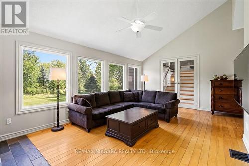 50672 Green Road S, Wainfleet, ON - Indoor Photo Showing Living Room