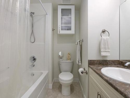 216-205 1St St, Courtenay, BC - Indoor Photo Showing Bathroom