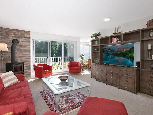 216-205 1St St, Courtenay, BC - Indoor Photo Showing Living Room With Fireplace