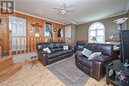 12646 County 28 Road, South Dundas, ON - Indoor Photo Showing Living Room