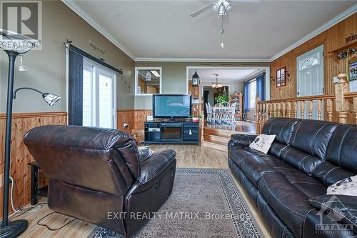 12646 County 28 Road, South Dundas, ON - Indoor Photo Showing Living Room