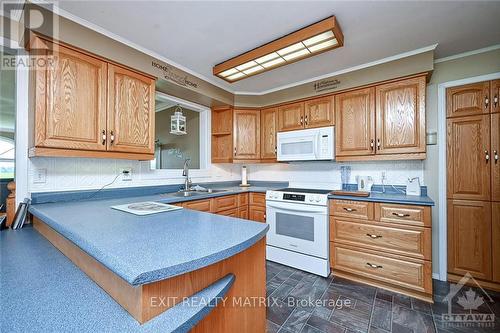 12646 County 28 Road, South Dundas, ON - Indoor Photo Showing Kitchen With Double Sink