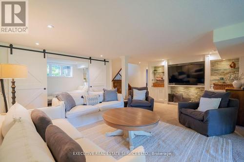 138 Maple Court, Shelburne, ON - Indoor Photo Showing Living Room