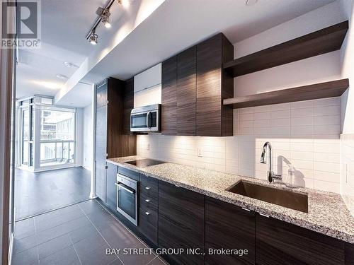 605 - 60 Annie Craig Drive, Toronto W06, ON - Indoor Photo Showing Kitchen With Upgraded Kitchen