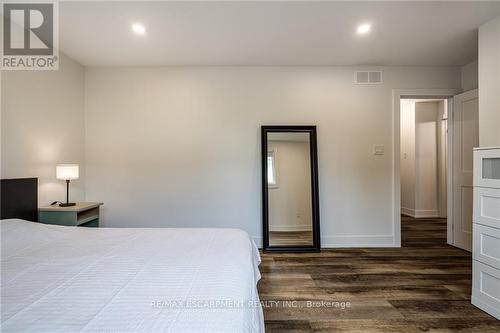 113 East 8Th Street, Hamilton, ON - Indoor Photo Showing Bedroom