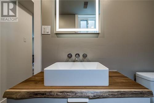 113 East 8Th Street, Hamilton, ON - Indoor Photo Showing Bathroom