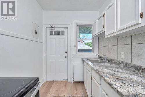 1094 Lincoln Road, Windsor, ON - Indoor Photo Showing Kitchen