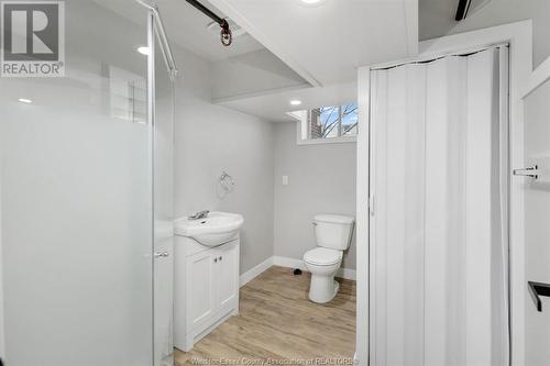 1094 Lincoln Road, Windsor, ON - Indoor Photo Showing Bathroom