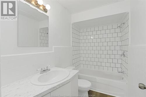 1094 Lincoln Road, Windsor, ON - Indoor Photo Showing Bathroom