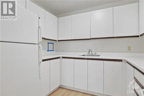 475 Laurier Avenue W Unit#1405, Ottawa, ON - Indoor Photo Showing Kitchen