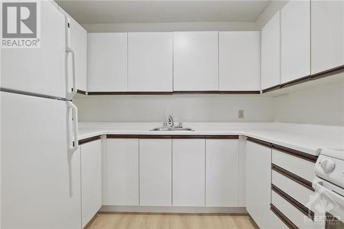 475 Laurier Avenue W Unit#1405, Ottawa, ON - Indoor Photo Showing Kitchen